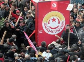 Tunus'ta 'hükümet istifa' sesleri