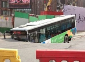 'Yer yarıldı' belediye otobüsü içine düştü