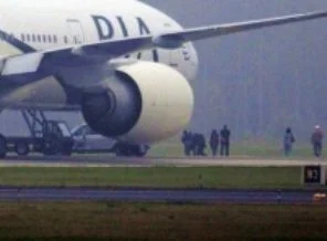 42 yolcu taşıyan uçağa kalkışta roketli saldırı