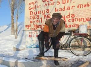 50 yıldır hayalindeki kadını bekliyor