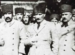 Atatürk'ü istismar etmenin dayanılmaz hafifliği