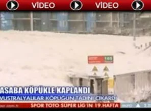 Avustralya'da deniz köpüğü kasabayı bastı
