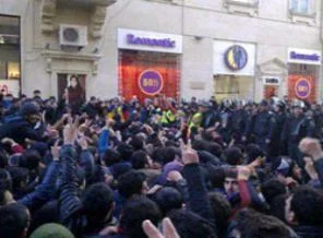 Azerbaycan'da asker ölümleri protesto edildi