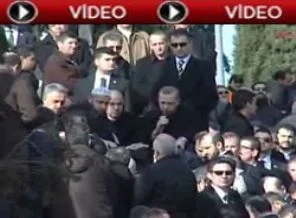 Başbakan Erdoğan dayısı için Kur'an okudu
