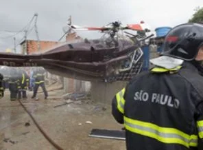 Başlarına helikopter düştü