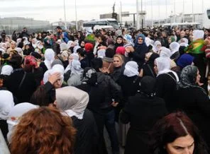BDP'liler AK Parti bürosuna siper oldu