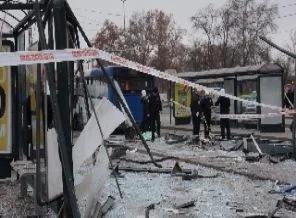 Belediye otobüsü yolcu duraklarına daldı: 3 yaralı