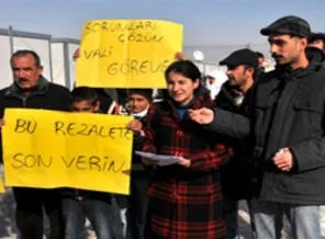 Depremzedeler için Van'da eylem