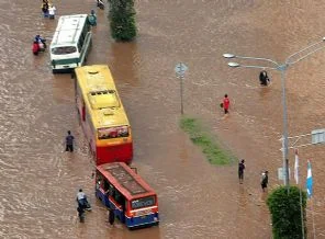 Endonezya'da sel can aldı