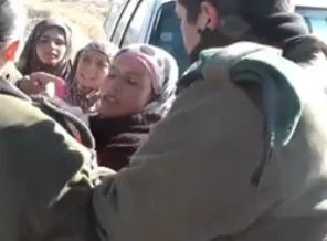 Filistinli kadın ve 18 aylık çocuğunu böyle tutukladılar
