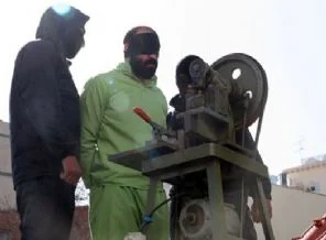 İran'da hırsızın parmaklarını halka açık yerde böyle kestiler