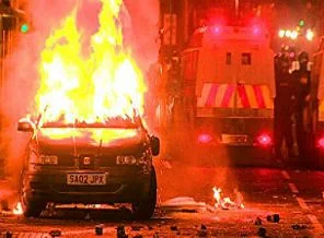 K. İrlanda'da olaylar: 10 polis yaralı