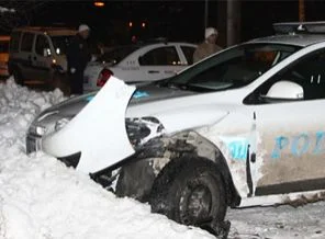 Kazaya giden polisler ölümden döndü