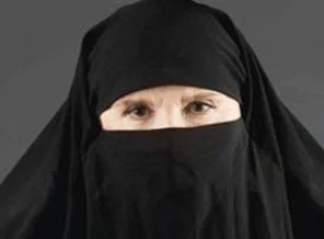 Kim bu çarşaflı ünlü kadın yazar?