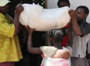 Mozambik'te aç kalan halk ot ve böcek yiyor