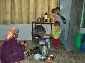 Okul sığınakları, kilimler yatakları oldu