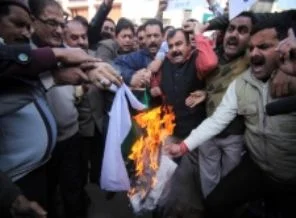 Pakistan'da halk protesto için sokağa çıktı