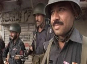 Pakistanlı polisleri eğitiyor