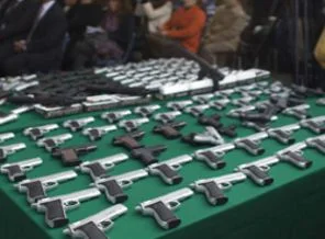 Polis oyuncak silahları gözaltına aldı