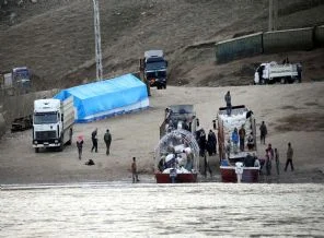 Suriye için Dicle Nehri üzerinde kurulan ''insanlık köprüsü''