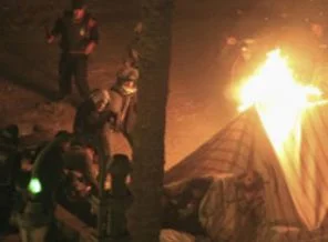 Tahrir'de polisle göstericiler çatıştı
