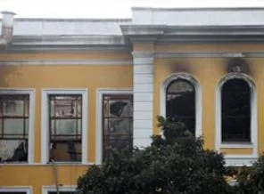 Tarihi kitaplar kül oldu