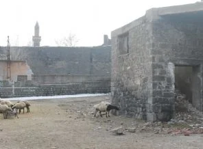 Tarihi ve ibadethane özelliği yok sayılan cami yıktırıldı