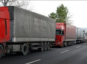 Türk tırları el-Edebiyye Limanı'na naklediliyor