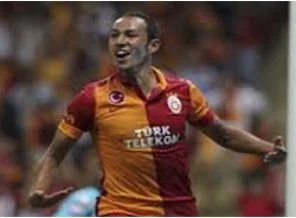 Aslan timsaha diş geçiremedi