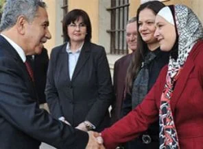 Avrupa'nın ilk başörtülü belediye başkanına ziyaret
