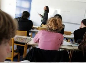 Başörtülü öğrencileri kütüphaneye almadılar