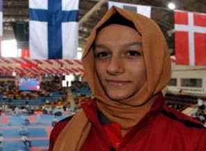 Başörtüsüyle Avrupa'da 'bir ilk' olmak istiyor!