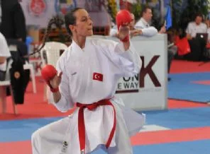 Başörtüsüyle şampiyonaya çıkamadı