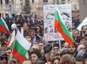 Bulgaristan'da yüz binler sokaklara döküldü