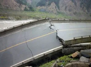 Çin'de otoyol köprüsü çöktü: 26 ölü