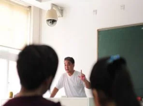 Çin yönetimi Uygur profesörü tutukladı