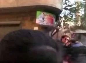 Esed barışçıl gösteride bunu yapar