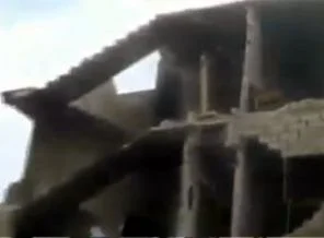 Esed güçleri 5 katlı binayı bombaladı: 15 ölü