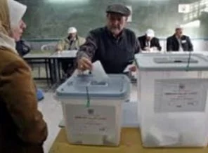 Filistinli seçmenlerin kaydı yapılıyor