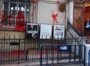 Fransız Konsolosluğuna boyalı saldırı