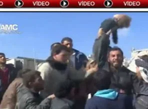 Halep'te enkaz altından çıkarılan yavru