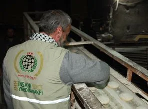 İHH Halep'e 100 ton un götürdü
