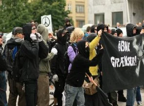 İslam karşıtlarını protesto gösterisinde 32 gözaltı
