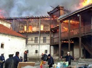 Makedonya'da 700 yıllık manastır kül oldu