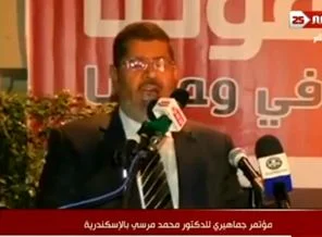 Mısır Cumhurbaşkanı Mursi toplantıyı kesip ezan okudu