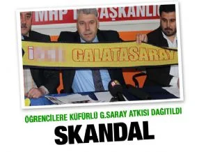 öğrencilere küfürlü Galatasaray atkısı dağıtıldı