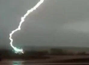 Önüne düşen yıldırımı böyle görüntüledi
