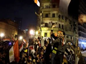 Protestocular resmi binaları işgal etti