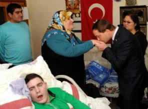 Putin'in danışmanı el öpmeye geldi