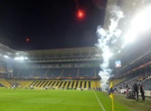 Seyircisiz maçta sahaya meşale